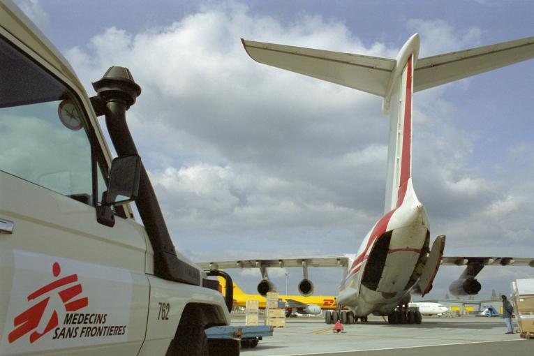 Chargement d'un avion cargo pour le Tchad