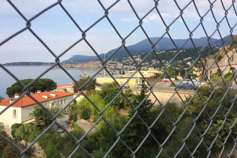 Vue des locaux de la PAF (police aux frontières) depuis le pont séparant l’Italie de la France. 2018.