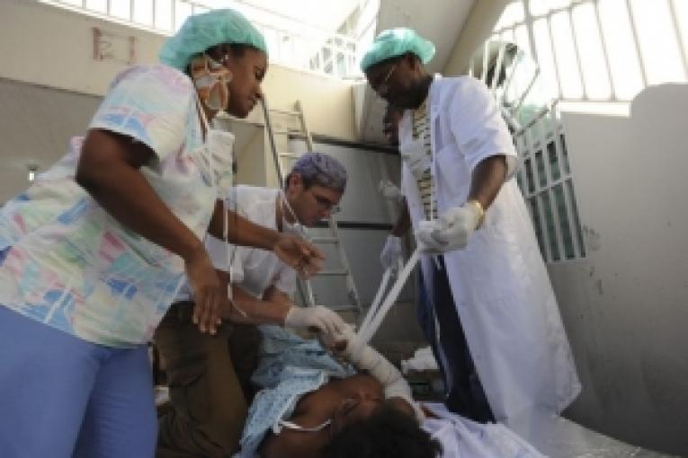 Les soins médicaux se poursuivent dans les vestiges de l'hôpital MSF de la Trinité à Port au Prince.