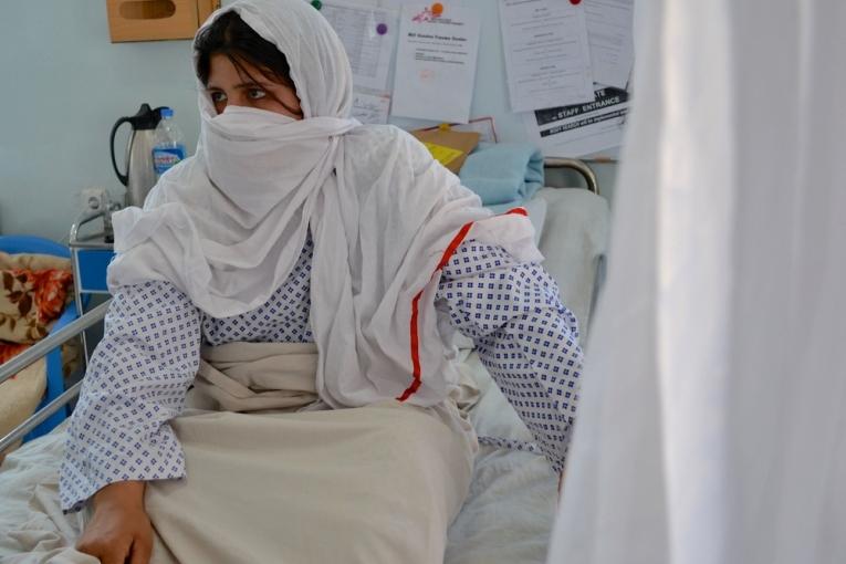 Bibi 18 ans arrivée au centre de traumatologie de MSF à Kunduz avec deux blessures par balles.