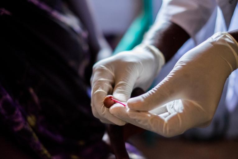Un test de dépistage du sida Ouganda 2014. Isabelle Corthier