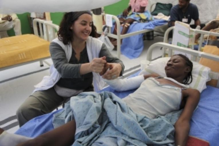 Projet "Kindergarden Mickey" de MSF Suisse à Port au Prince. MSF fournit des soins post opératoires physiotherapiques et psychiques.