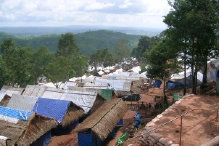 L'incendie volontaire du camp de réfugiés hmongs de Huai Nam Khao en Thaïlande a détruit 60 % des habitations et endommangé plusieurs canalisations d'eau et latrines.