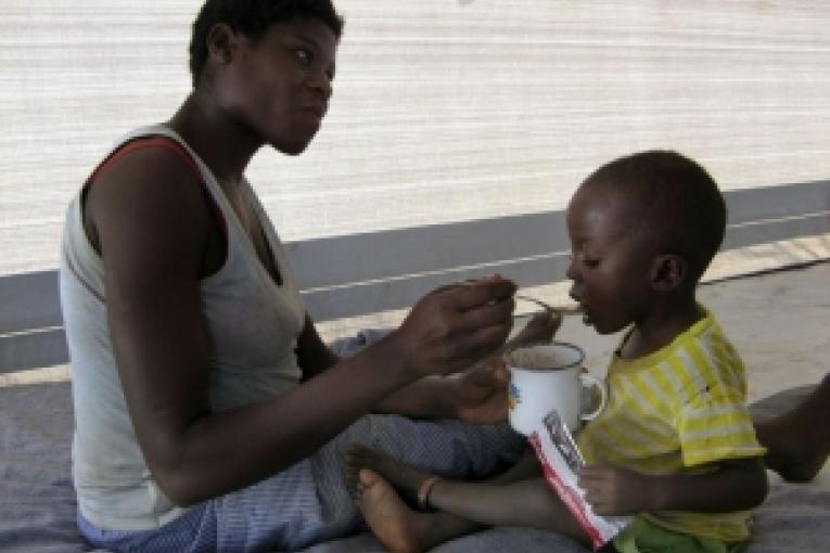 Un enfant mangeant de la pâte nutritive riche en nutriments essentiels.