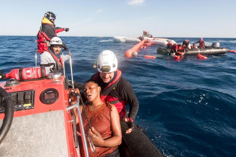 99 rescapés sauvés en Méditerranée alors que de nombreuses personnes auraient péri noyées. Laurin Schmid/SOS MEDITERRANEE