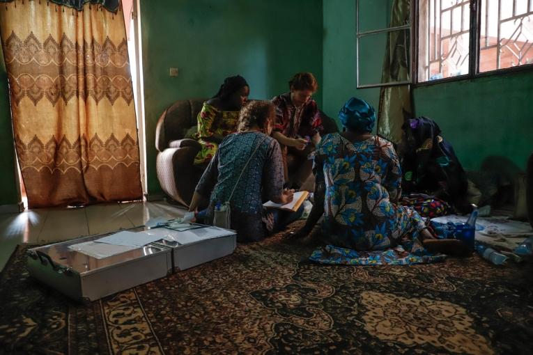 Deux fois par semaine, une équipe MSF réalise des visites à domicile pour les patientes dont le cancer les empêche de se déplacer jusqu'à l'hôpital. Chez cette patiente, la visite permettra de faire le point sur les médicaments à prendre pour soulager les douleurs provoquées par la chimiothérapie. Bamako, Mali, le 31 janvier 2020.
