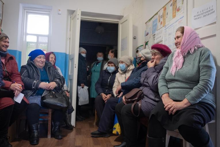 Des habitantes du village de Hetmanivka, dans la région de Kharkiv, attendent d’être reçues par l'équipe de la clinique mobile MSF, le 25 octobre 2022.