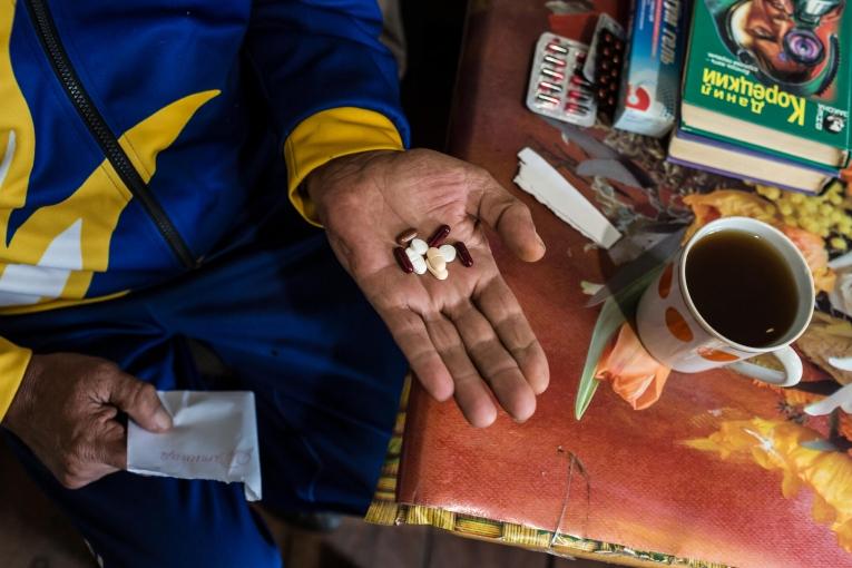Un patient prend ses médicaments contre la tuberculose dans le village de Chudniv, dans la région de Zhytomyr, en Ukraine. 