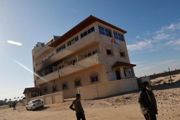 Dans la nuit du 20 au 21 février 2024, les forces israéliennes ont mené une opération à Al Mawasi, Khan Younis, Gaza, où un abri abritant le personnel de MSF et leurs familles a été bombardé. 