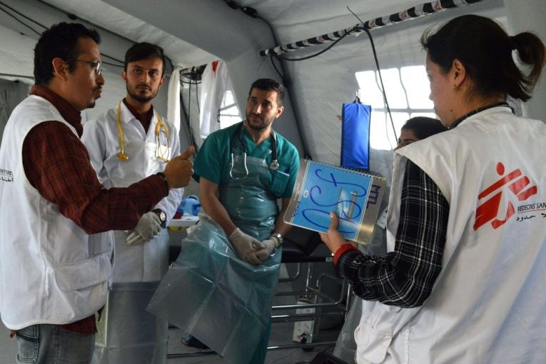L'équipe MSF se prépare dans l'unité chirurgicale du nouvel hôpital de campagne mis en place au nord de Mossoul.