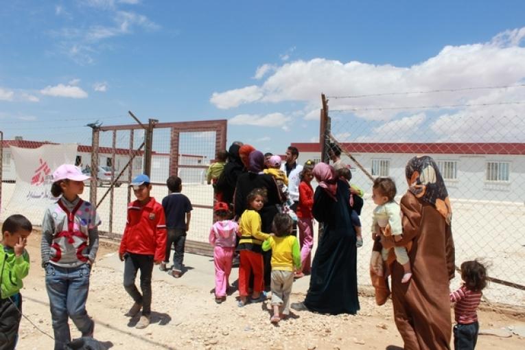 Des familles viennent consulter à l'hôpital MSF du camp de Zaatari.