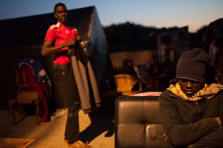 Des réfugiés dans la Jungle de Calais dans le nord de la France.