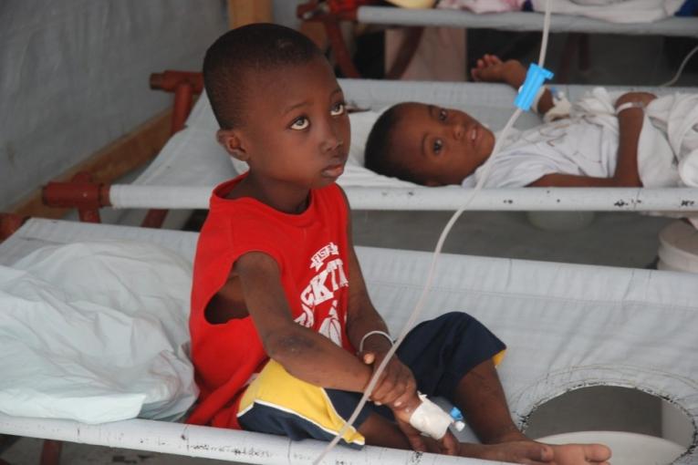 Jeunes patients atteints du choléra pris en charge par MSF en octobre 2011 à Port au Prince