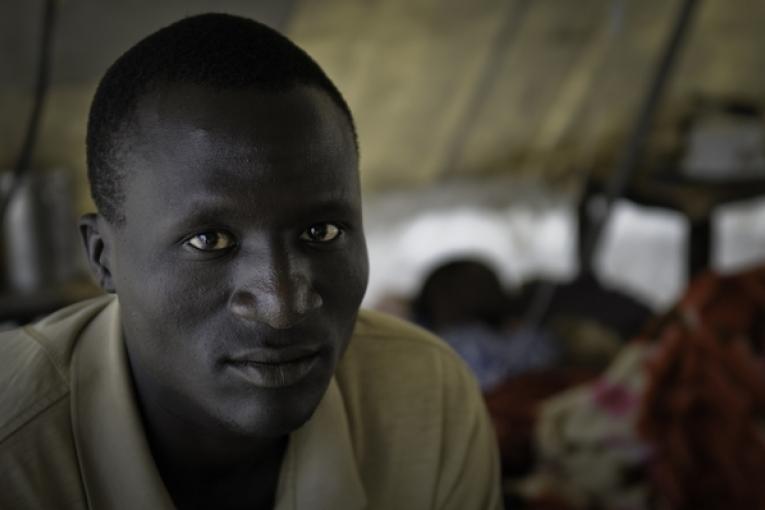 Younassa Lifa Lenya réfugié aujourd’hui employé comme infirmier à l’hôpital de campagne de MSF à Doro. Soudan du Sud Mars 2012.