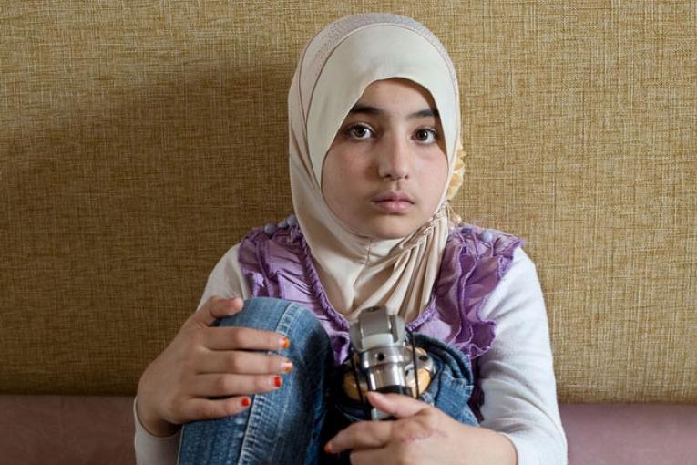 Manal a été gravement blessée en Syrie en mars 2013. A seulement 10 ans elle a déjà été amputée d'une jambe et a subi de nombreuses opérations chirurgicales.
