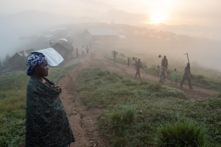 Lever du jour dans un camp de déplacés du Nord Kivu. Copyright Gwenn Dubourthoumieu