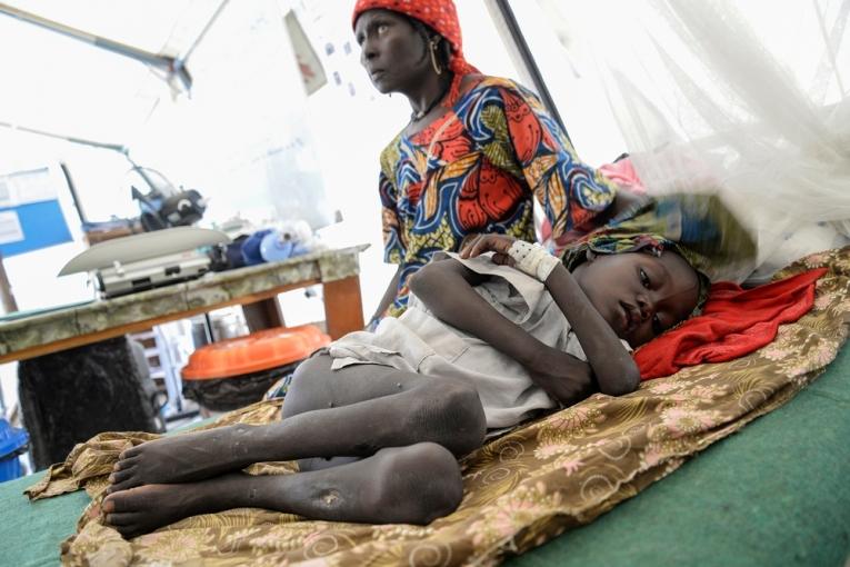 Moustapha 7 ans souffre de malnutrition et de paludisme. Il a été transféré à Maiduguri par l’équipe MSF de Monguno. Novembre 2016