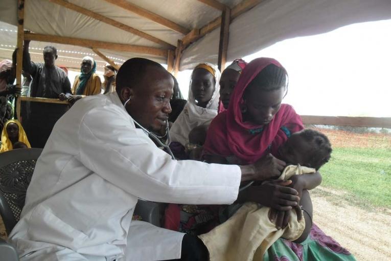 MSF propose des soins aux populations ici entre Chétimari et Gagamari où 17 000 réfugiés nigérians se sont installés après avoir fui leur village de Damasak au nord du Nigeria et la menace de Boko Haram. Août 2015.