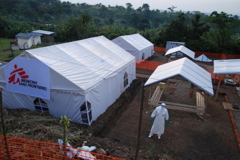 En décembre 2007 une épidémie d'Ebola avait frappé l'Ouganda à Kykio et Bundibugyo. Ici un membre de l'équipe logistique d'eau hygiène assainissement devant l'unité d'isolation de Kykio.
