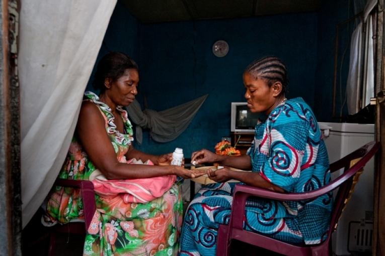 Médecins Sans Frontières (MSF) publie une série de clips intitulée « Voyez ce que nous voyons » pour témoigner qu’aujourd’hui encore des millions de personnes dans le monde n’ont toujours pas accès à un traitement antisida.