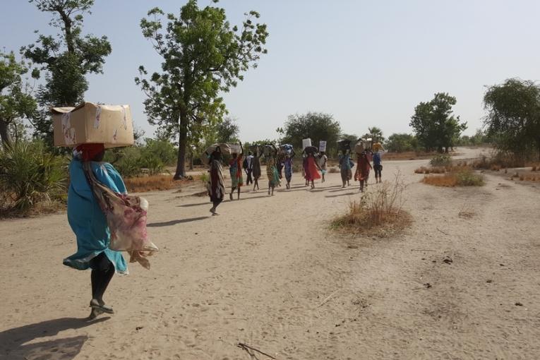 L'équipe MSF se déplace avec la population pour pouvoir leur prodiguer des soins sans avoir à traverser les lignes de front. Février 2017