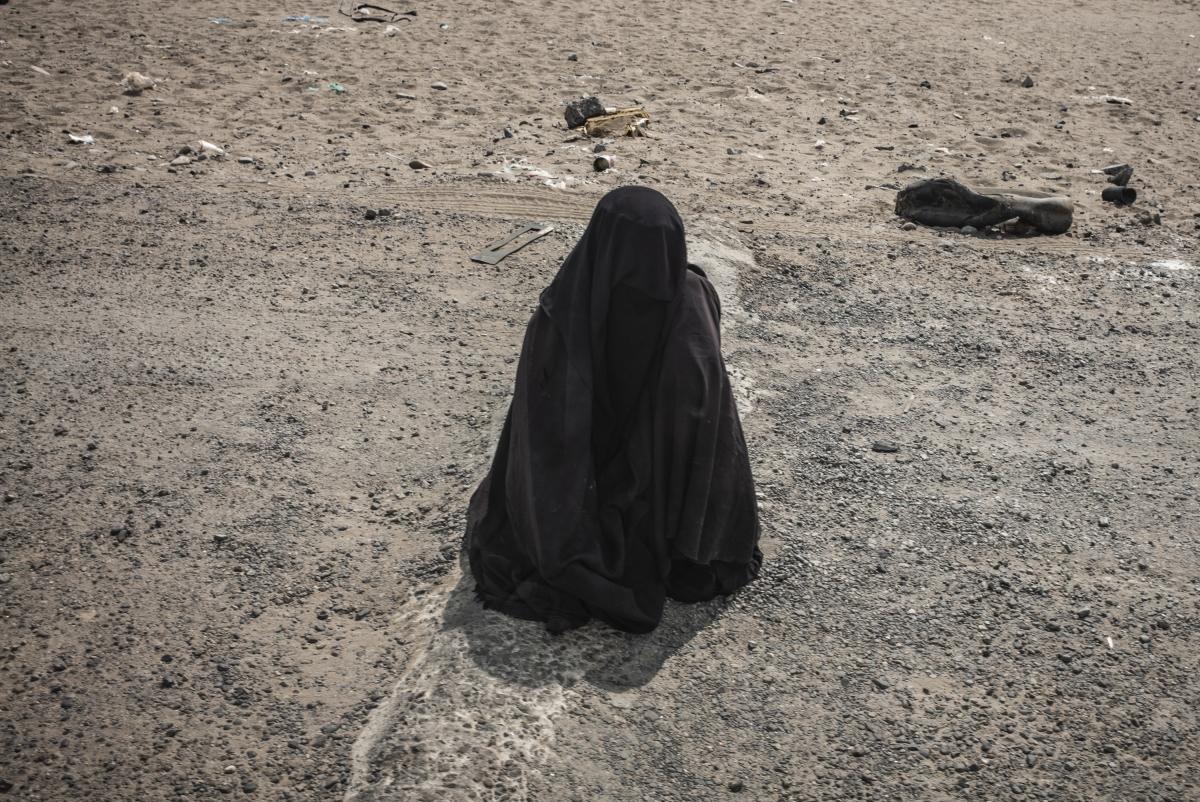 Yémen, novembre 2018. Une femme mendie sur le bord d'une route à Aden.
 © Guillaume Binet / MYOP