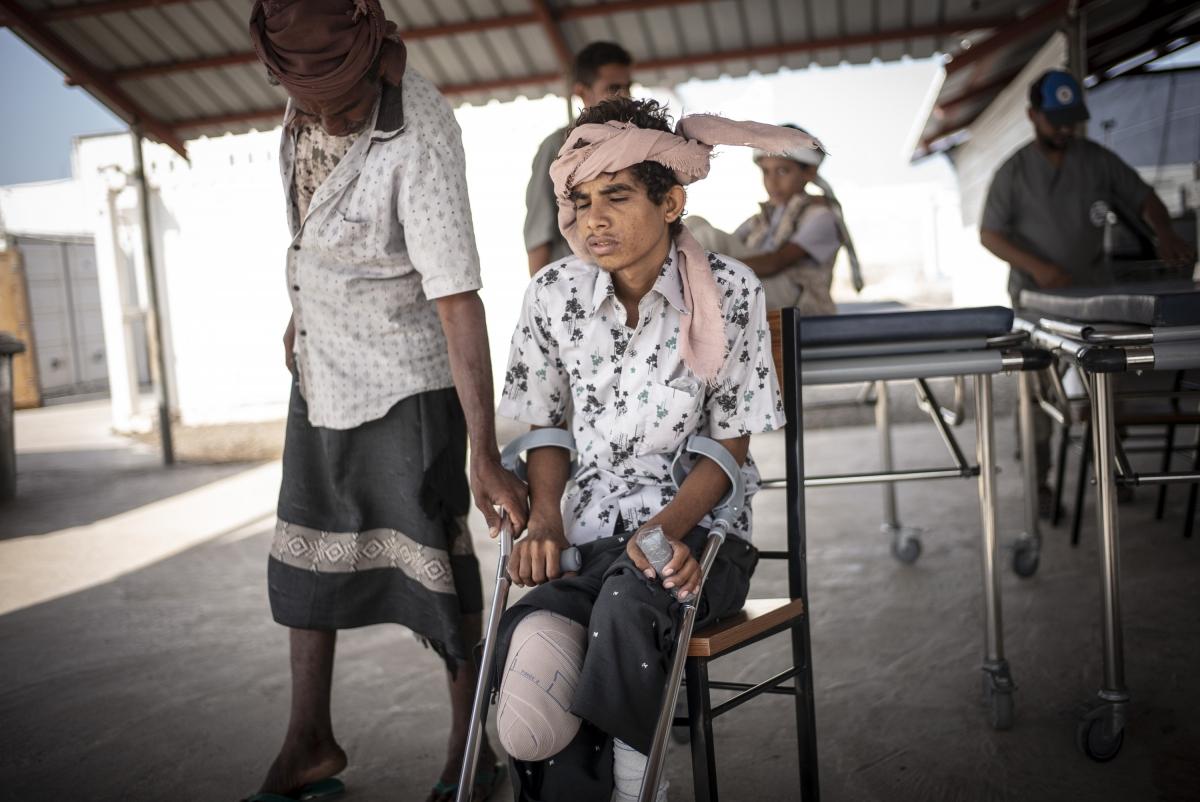 Yémen, novembre 2018. Ali, 18 ans, fait des séances de rééducation deux fois par semaine à l’hôpital MSF de Mocha. Il a été blessé dans l'explosion d'une mine alors qu'il était dans les champs de Mawza, à l'est de Mocha.
 © Guillaume Binet / MYOP