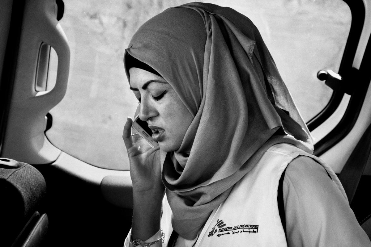 Mervat Suboh, une psychologue palestinienne MSF qui travaille à Hébron, appelle un patient pour prendre rendez-vous. Palestine. 2018.
 © Moises Saman/Magnum Photos