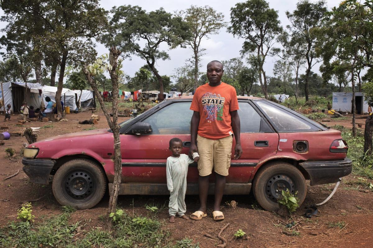 Gmoltee Bochum Boers et son fils Sema. Ils vivent dans le camp de réfugiés d'Adagom au Nigeria. 2018.
 © Albert Masias