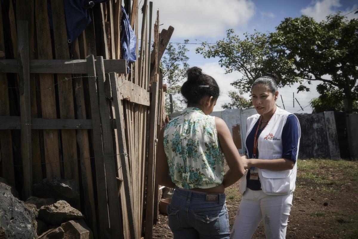 Discussion entre un staff MSF et une personne témoin de violences à Tegucigalpa.
 © MSF/Christina Simons