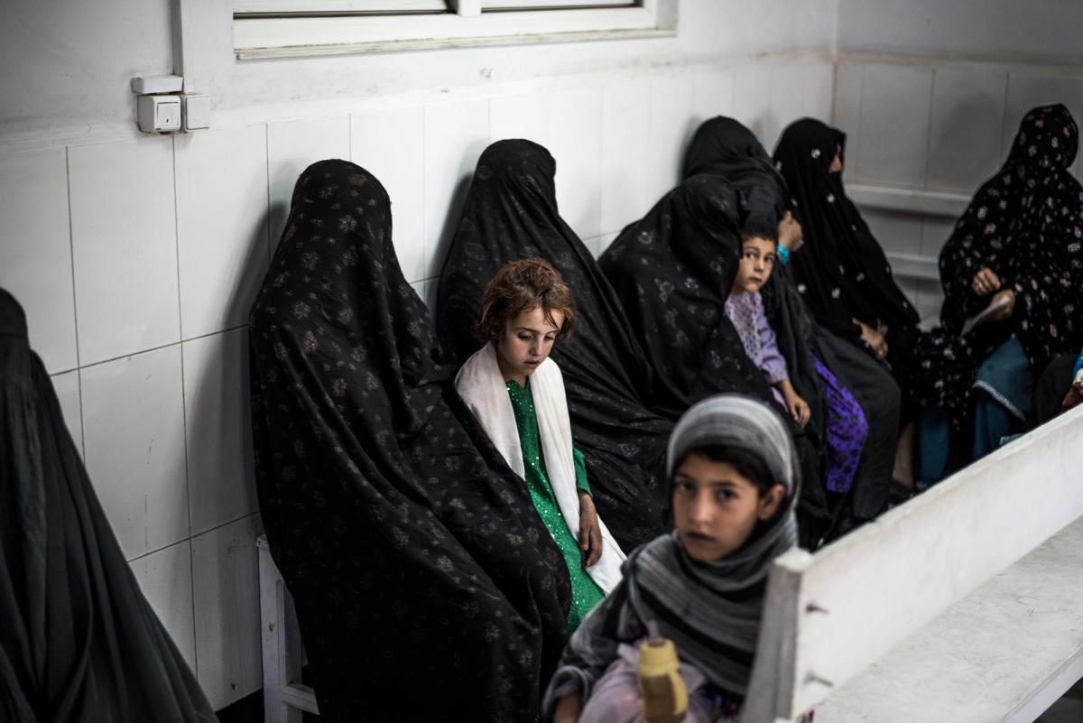 Des femmes sont assises dans la salle d'attente des urgences&nbsp;de l'hôpital Boost, Lashkar Gah, Helmand, Afghanistan.
 © Kadir Van Lohuizen/Noor