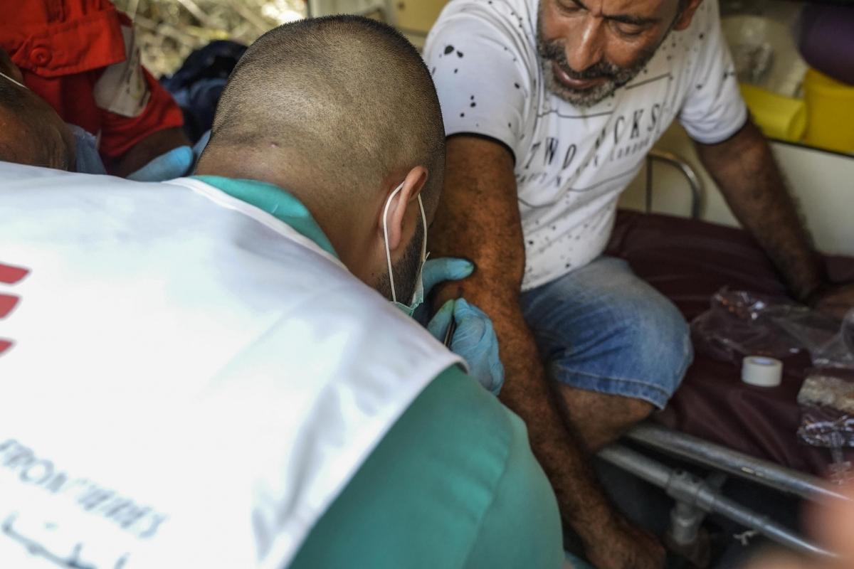 Abdo a été blessé en sortant de chez lui avec sa fille au moment des explosions. Il vient au point médical MSF pour soigner ses blessures.
 © Mohamad Cheblak/MSF