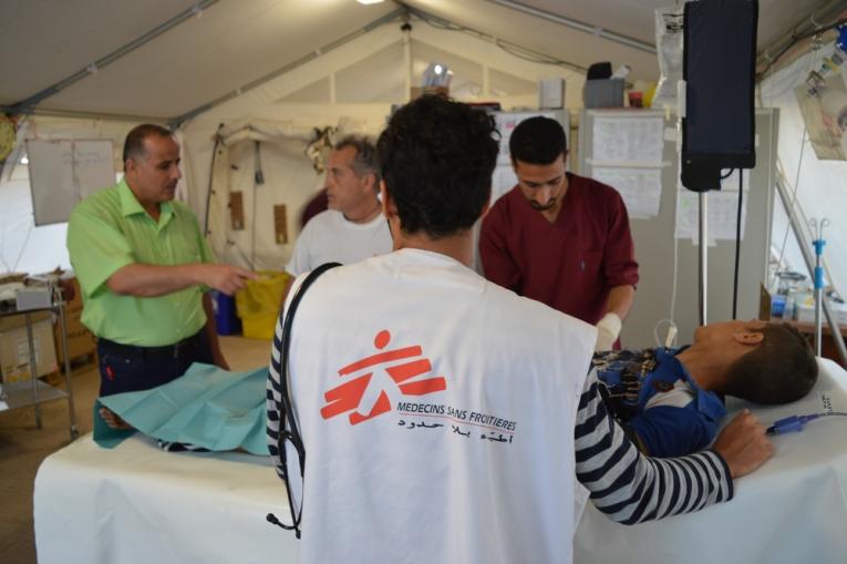 Traitement d'un patient dans l'hôpital de traumatologie sur le terrain de MSF, à Hammam al-Alil, au sud de Mossoul. Avril 2017.&nbsp;
 © Francois Dumont/MSF