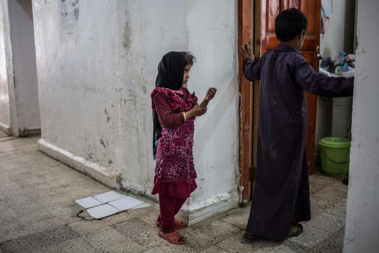 Une petite fille attend devant les urgences de l'hôpital de Haydan.
 © Agnès Varraine-Leca/MSF