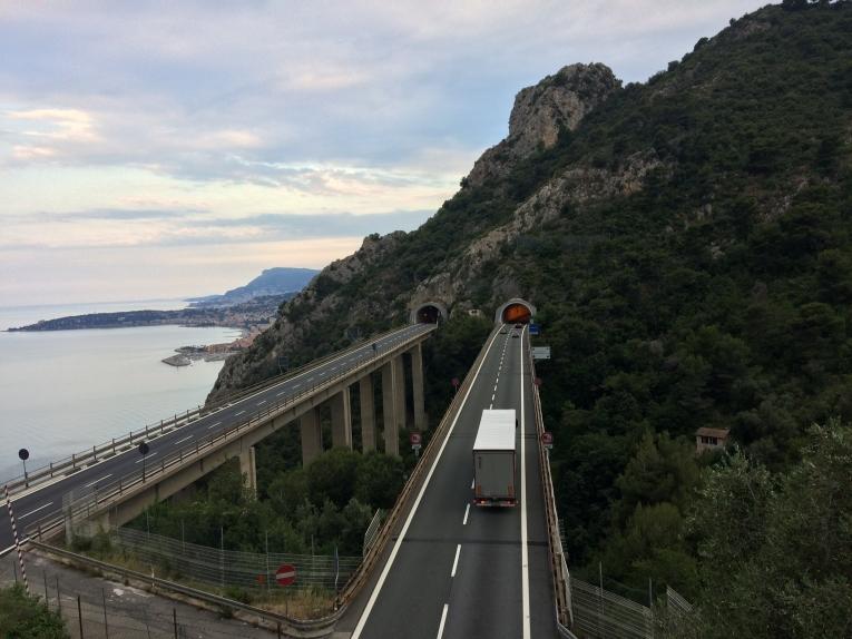 Vue de l’autoroute entre l’Italie et la France empruntée à pied par des personnes qui veulent rejoindre coûte que coûte la France. 2018.
 © Lisa Veran/MSF