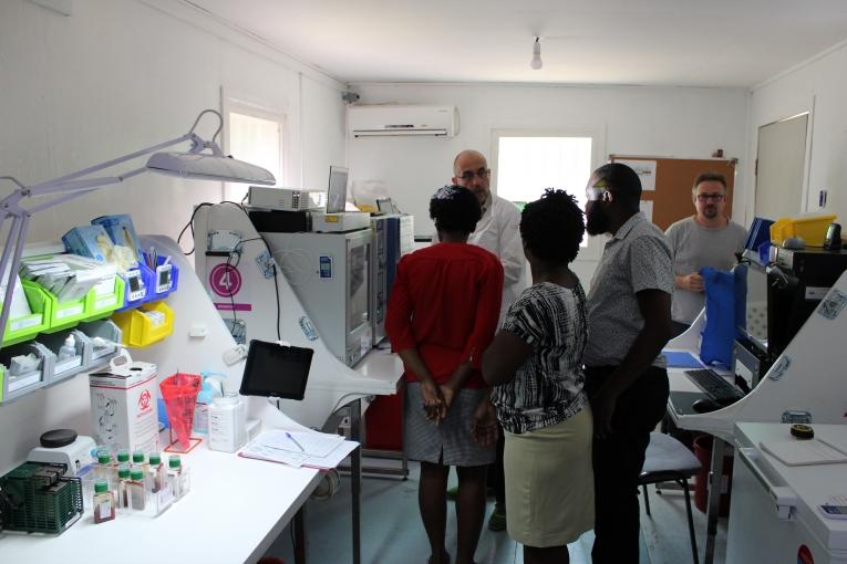 Depuis juin 2019, le centre Drouillard en Haïti a été choisi comme site pilote du projet. Les grands brûlés présentent un risque fort de septicémie et sont donc une population cible du laboratoire de bactériologie.
 © MSF