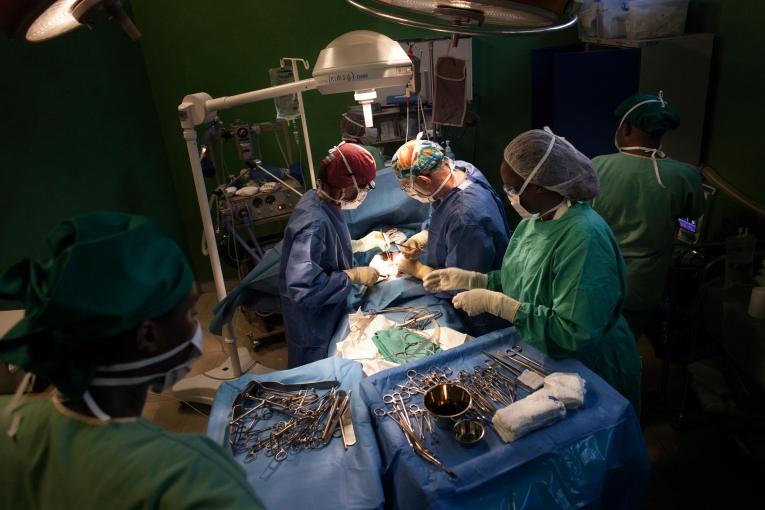 Une opération chirurgicale au centre de traumatologie de MSF à Bujumbura, Burundi. Décembre 2015.&nbsp;
 © Albert Masias/MSF