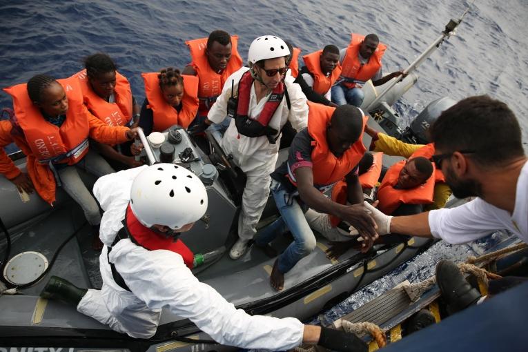 Les réfugiés embarquent sur le Dignity 1.
 © Mohammad Ghannam/MSF