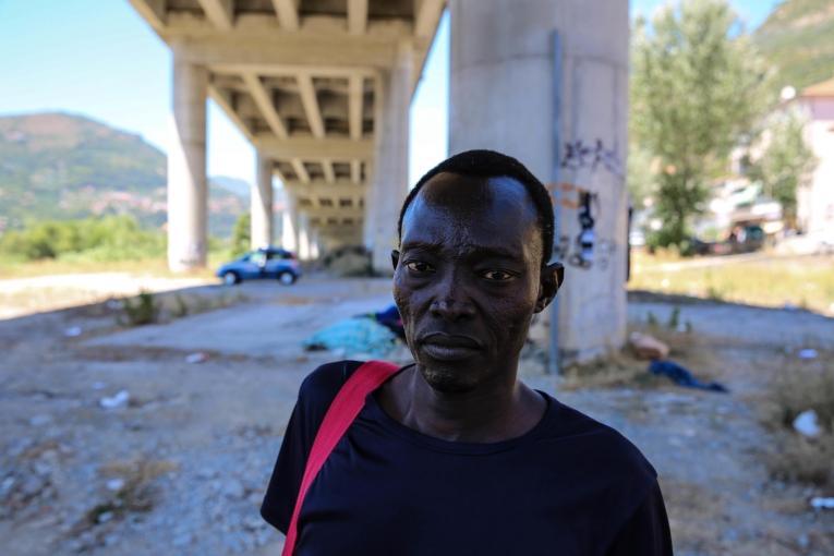 Djibril (Soudan) a survécu à un enlèvement en Libye et à un voyage dangereux en mer pour rejoindre l'Italie. Il vit maintenant sous un pont.
 © Mohammad Ghannam/MSF