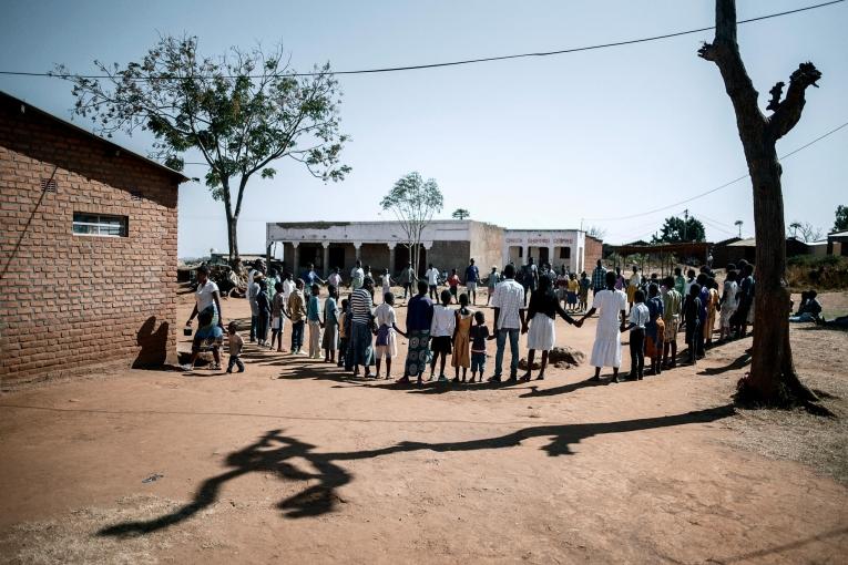 Centre de santé de Mbulumbuzi. Les équipes accueillent les nouveaux arrivants lors du rendez-vous semestriel.
 © Luca Sola