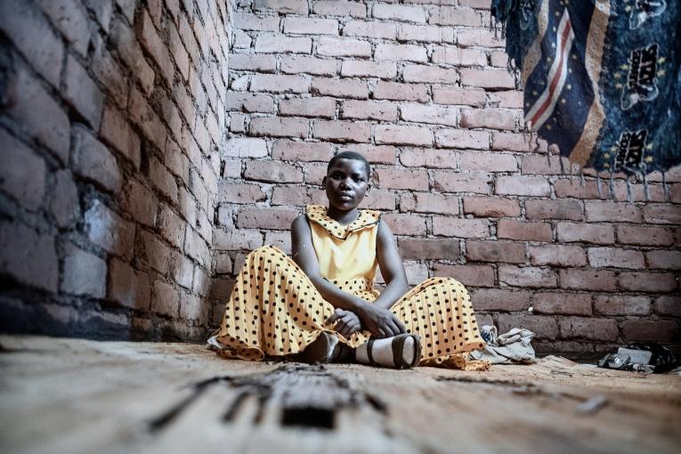 Anna, 16 ans. Elle est prise en charge par MSF pour le VIH et la tuberculose.
 © Luca Sola