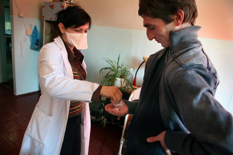 Distribution de médicaments antituberculeux, Soukhoumi, Abkhazie, février 2007.
 © Jean-Marc Giboux