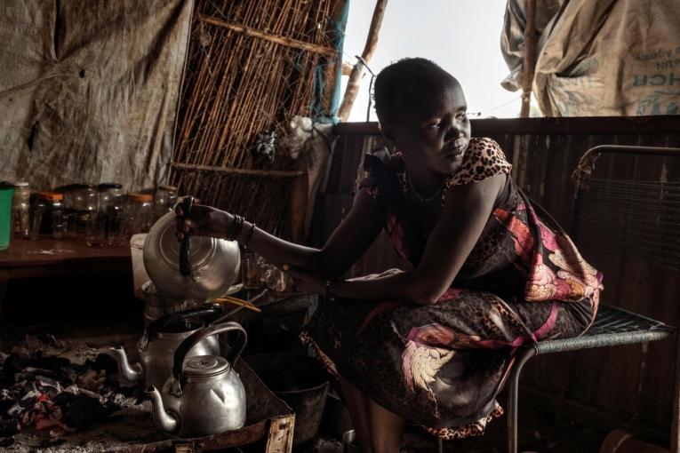 Nyalel dans son salon de thé. Le risque de violences sexuelles est élevé, aussi bien dans le camp de protection des civils que lorsqu’elle sort pour ramasser du bois.
 © Peter Bauza