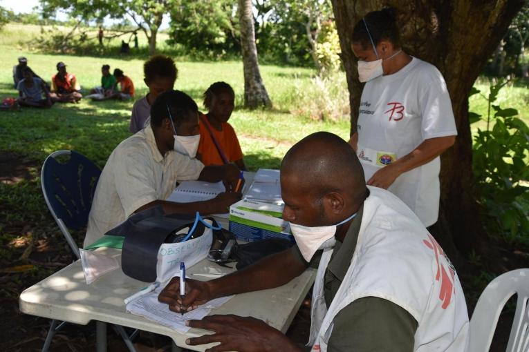 Les équipes de Médecins Sans Frontières enregistrent des patients dans le centre de santé de Malalaua, à 70 kilomètres de Kerema, dans lequel MSF soutient le diagnostic et le traitement de la tuberculose. Papouasie-Nouvelle-Guinée. 2017.&nbsp;
 © Sophie McNamara/MSF