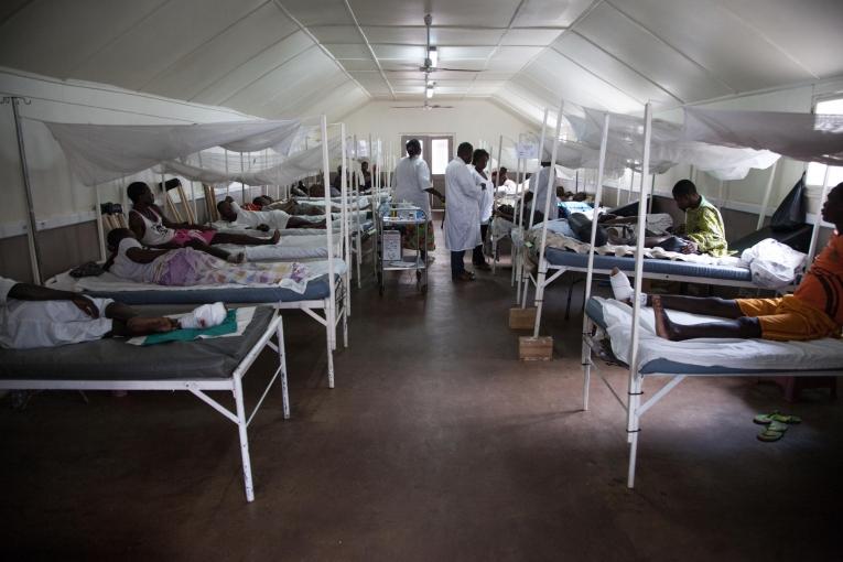Le 10 avril en soirée, les patients ont afflué à l'hôpital MSF Sica à Bangui.
 © Florent Vergnes/AFP