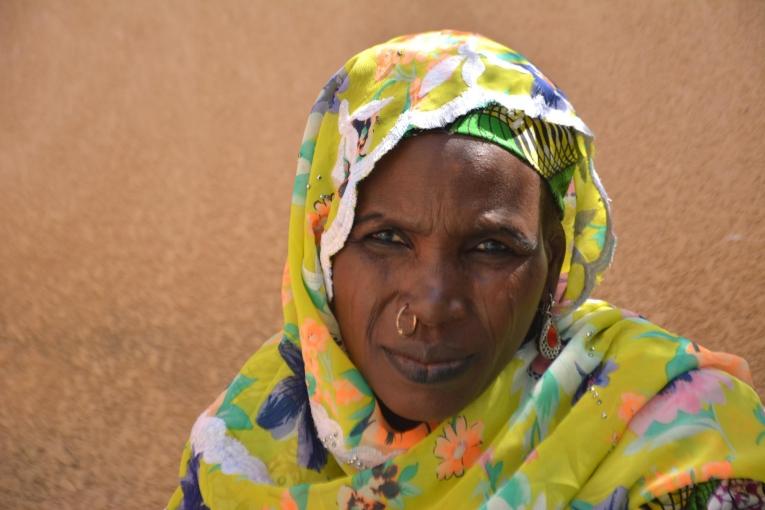 Fajimatou a 33 ans et elle est mère de quatre enfants. Elle a souffert d'une fistule obstétricale pendant trois ans, avant que Médecins Sans Frontières l'oriente vers un hôpital pour être opérée.
 © Elise Mertens/MSF