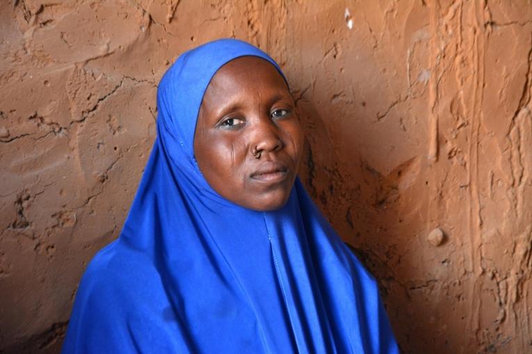Kolo a 22 ans et elle est mère de trois enfants. Elle a souffert d'une infection sexuellement transmissible pendant six ans, avant que MSF ne l'aide à obtenir un traitement. L'infection a été diagnostiquée grâce au lieu d'écoute mis&nbsp;en place dans son village.&nbsp;
 © Elise Mertens/MSF