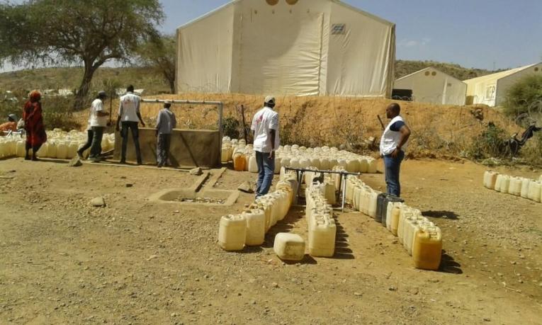 Des habitants du camp de déplacés de Sortony&nbsp;remplissent des bidons d'eau.&nbsp;
 © MSF