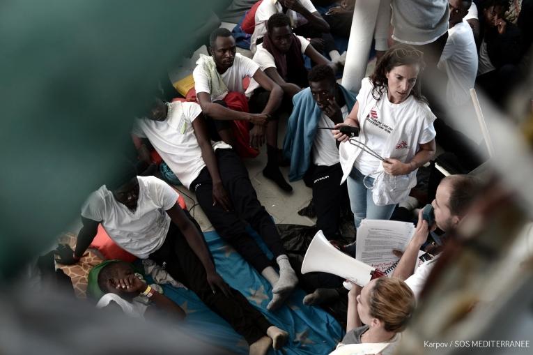 Les équipes de Médecins Sans Frontières apportent des soins aux personnes secourues en mer et présentes à bord de l'Aquarius.
 © Kenny Karpov/SOS MEDITERRANEE