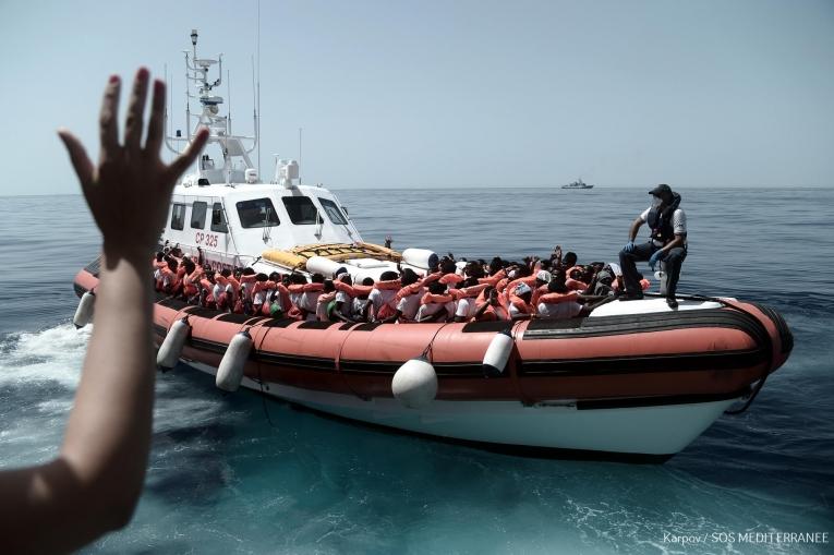 Opération de transfert de rescapés depuis l'Aquarius vers deux navires italiens.&nbsp;
 © Kenny Karpov/SOS MEDITERRANEE